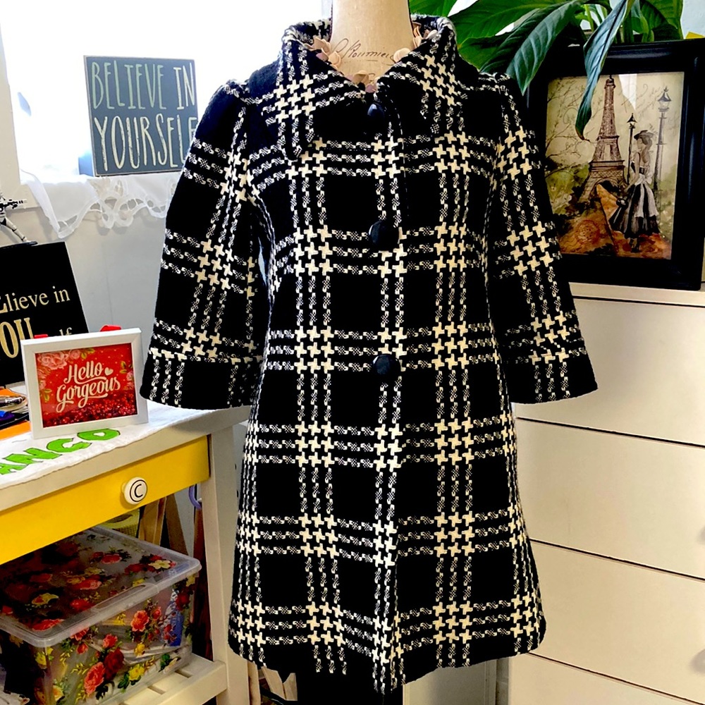 Coat | black and white plaid pattern. 3 button and belted back. Made in Japan.